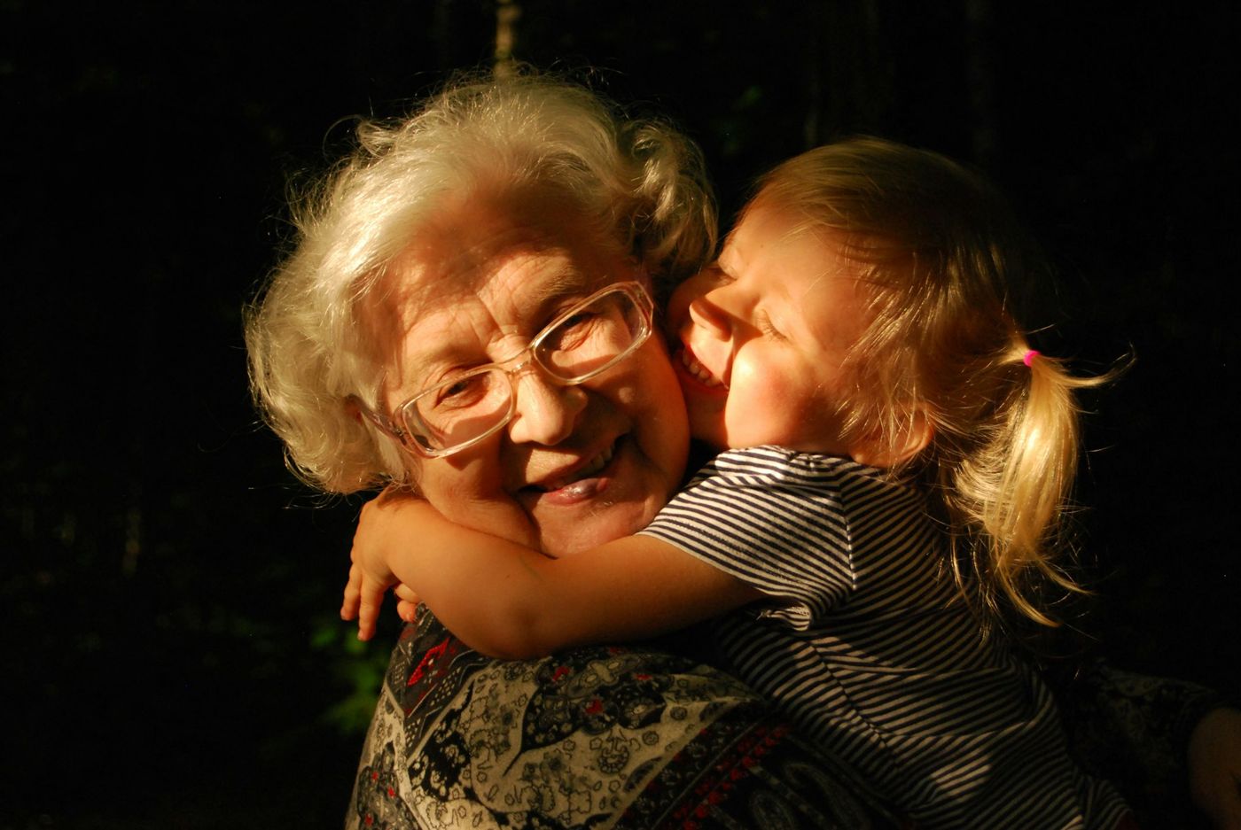 Una abuela abraza a su nieta