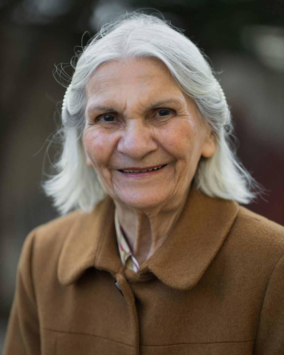 Retrato de una abuela sonriendo